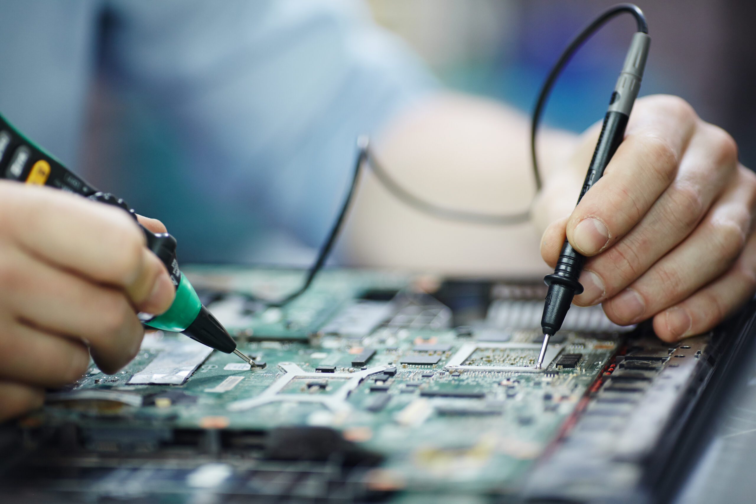 Checking Current in Laptop Circuit Board Reparación